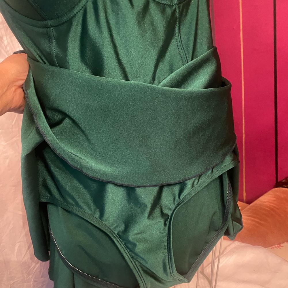 Bettie Page Emerald Green Vintage-Style One-Piece Swimdress - Picture 4 of 7